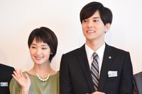 左から剛力彩芽、水野勝。