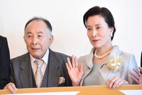 左から橋爪功、高畑淳子。