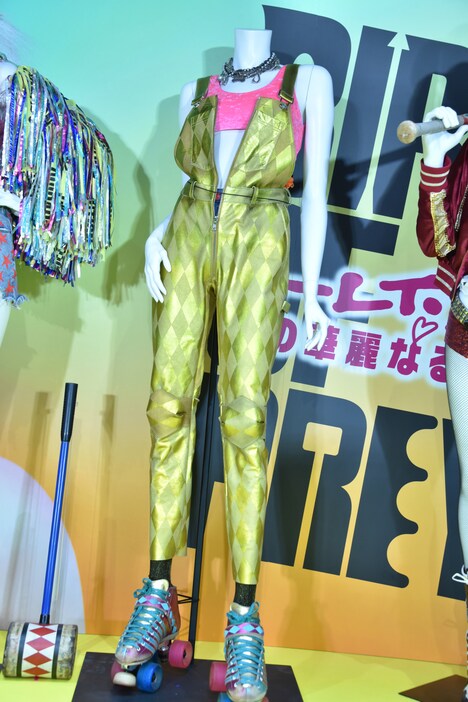 「ハーレイ・クインの華麗なる覚醒 BIRDS OF PREY」でマーゴット・ロビーが着用した衣装。