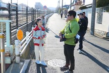 手前左から白鳥玉季、飯塚健。