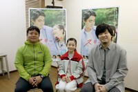 左から飯塚健、白鳥玉季、秦基博。