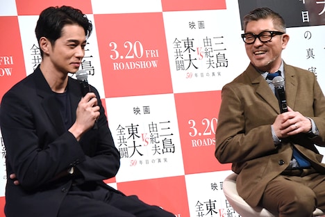 好きな三島作品を聞かれ、熟考する東出昌大（左）。