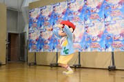 踊りながらキャストを呼び込む野原しんのすけ。