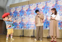 野原しんのすけ（左）の「ゆうきお兄さんはもしかして悪者？」との問いに答えず、不敵な笑みを浮かべる山田裕貴（中央）。