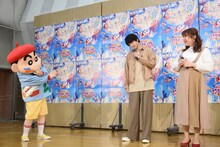 野原しんのすけ（左）の「ゆうきお兄さんはもしかして悪者？」との問いに答えず、不敵な笑みを浮かべる山田裕貴（中央）。