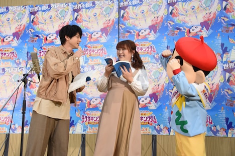 「クレヨンしんちゃん」の“ワールド”を壊しそうになり、焦る山田裕貴(左)。