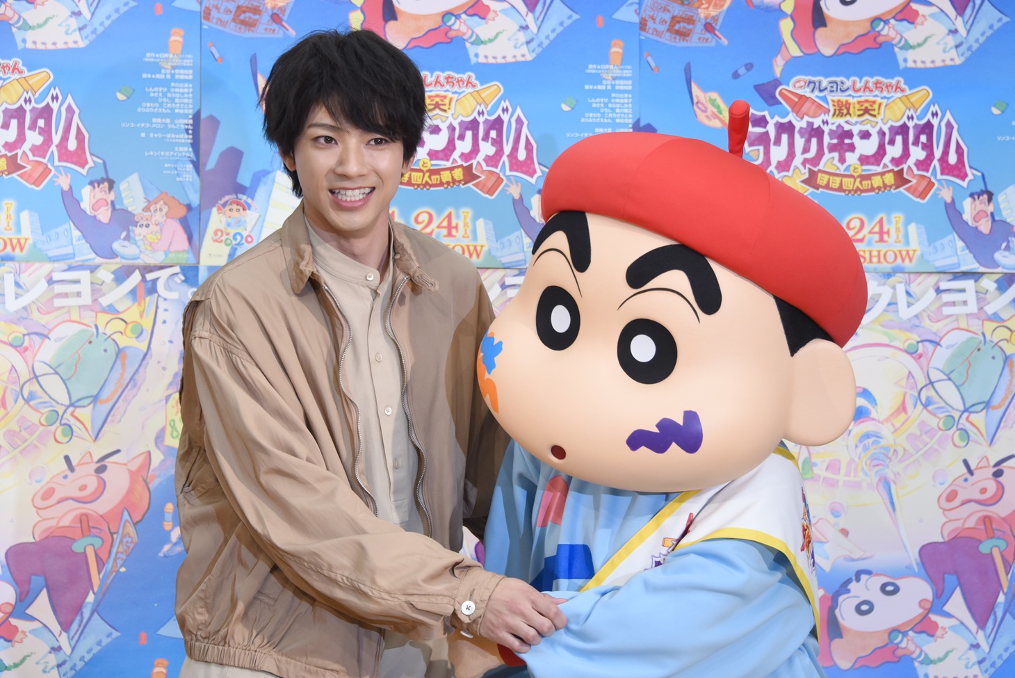 「緊張したー！」と野原しんのすけ（右）に抱きつく山田裕貴（左）。