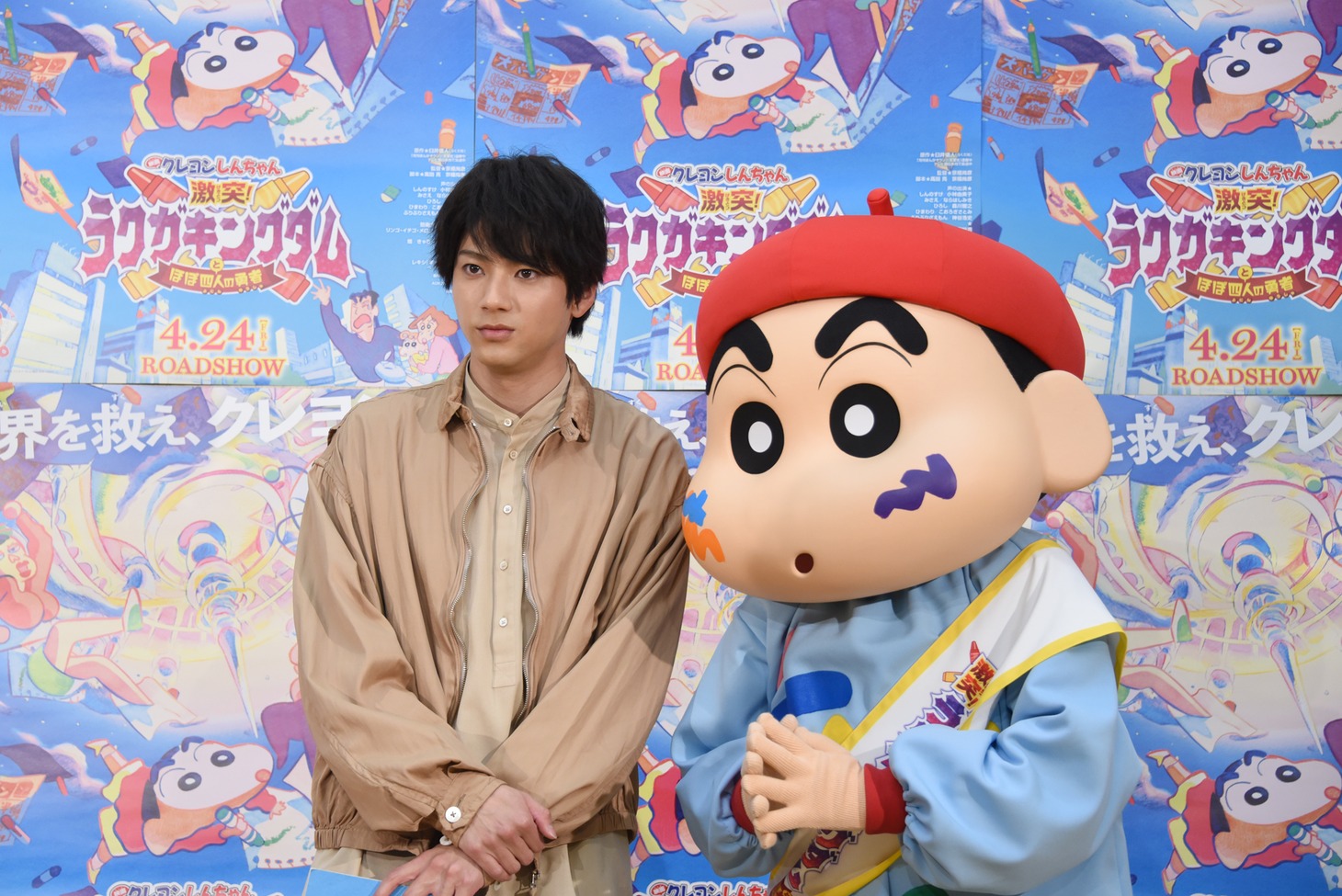 りんごちゃんのアフレコを見守る山田裕貴（左）と野原しんのすけ（右）。