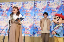 モノマネを交えながらアフレコをするりんごちゃん（左）。