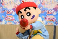 バズーカに見立てたクレヨンを報道陣に向ける野原しんのすけ。