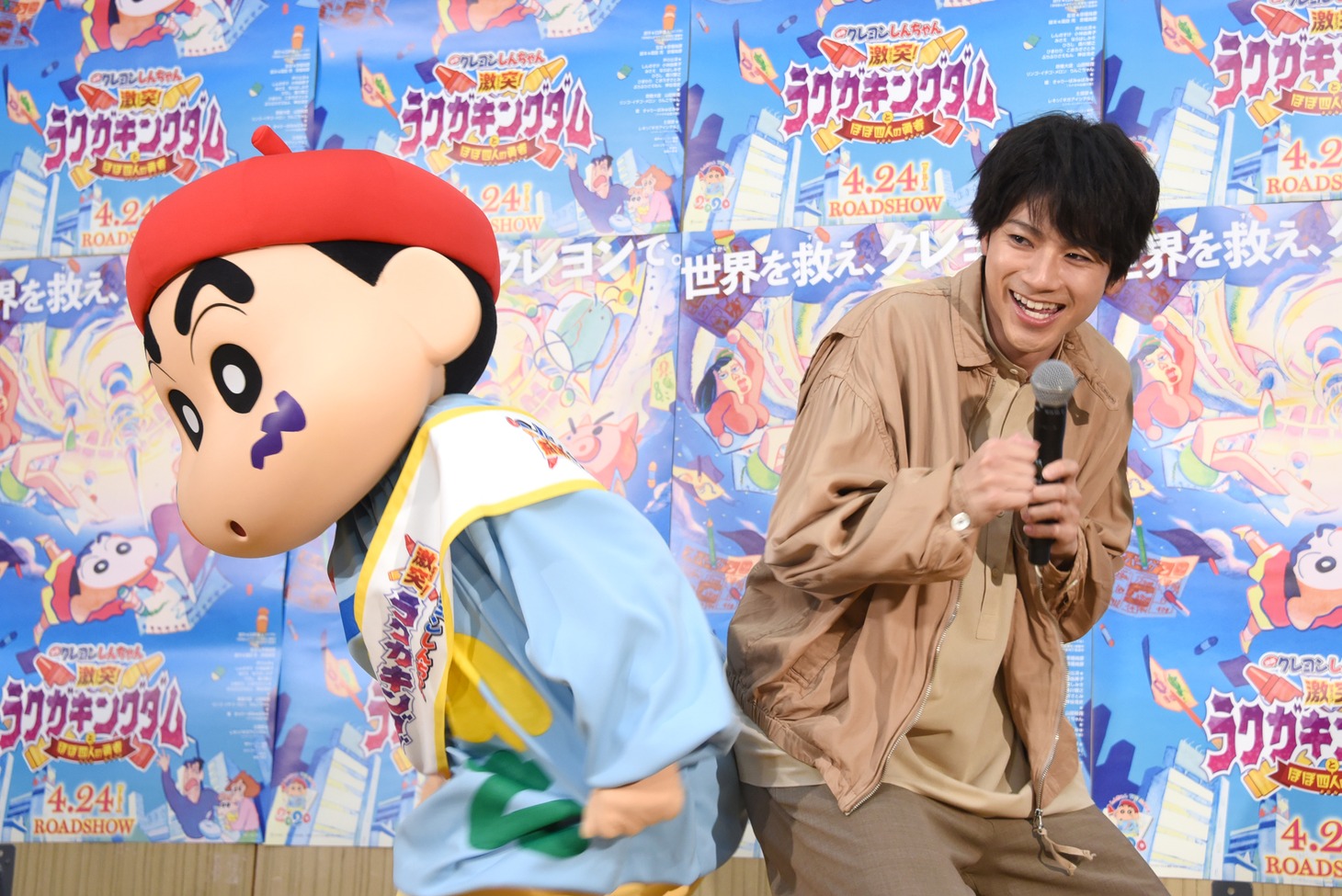 “お尻合い”のパフォーマンスを披露する野原しんのすけ（左）と山田裕貴（右）。