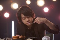 「ごちそう男子」より、ハンバーグセットを食べる佐藤流司。