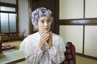 「きょうの猫村さん」より、石田ひかり演じる村田の奥さん。