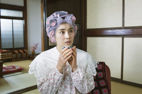 「きょうの猫村さん」より、石田ひかり演じる村田の奥さん。