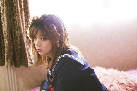 「きょうの猫村さん」より、池田エライザ演じる犬神尾仁子。