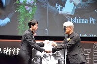 左から小田香、坂本龍一。