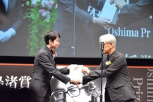 左から小田香、坂本龍一。