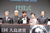 第1回大島渚賞授賞式の様子。
