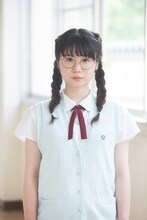 小野花梨演じる田崎。