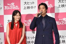 左から広瀬すず、堤真一。