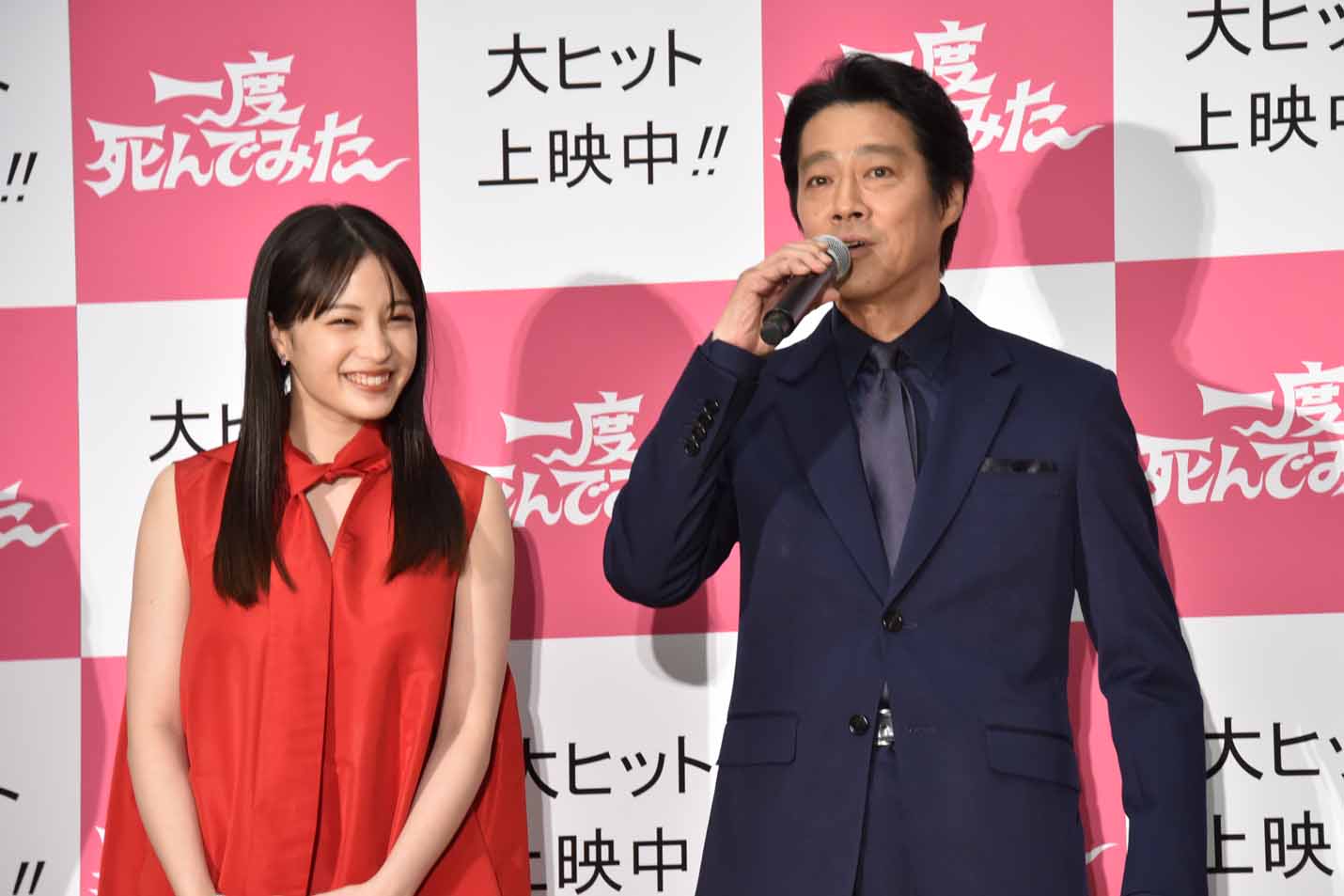 左から広瀬すず、堤真一。