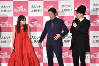 リリー・フランキー（右）に「くるよ師匠？」と衣装をいじられた広瀬すず（左）。