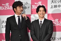 左から小澤征悦、吉沢亮。