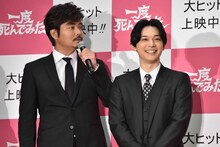 左から小澤征悦、吉沢亮。