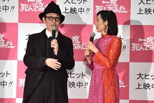 左からリリー・フランキー、木村多江。