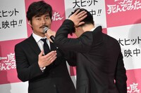 刈り上げをアピールする吉沢亮（右）。