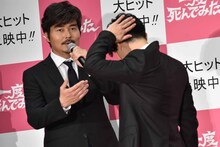 刈り上げをアピールする吉沢亮（右）。