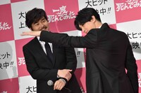 刈り上げをアピールする吉沢亮（右）。