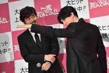 刈り上げをアピールする吉沢亮（右）。