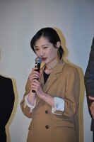 言葉を選びながら話す武田梨奈。