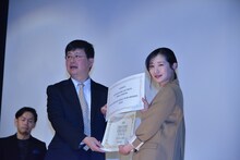 賞状を受け取る武田梨奈（右）。