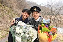 左から竹内涼真、鈴木亮平。