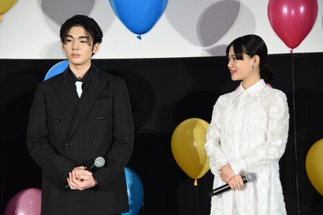 左から市川染五郎、杉咲花。