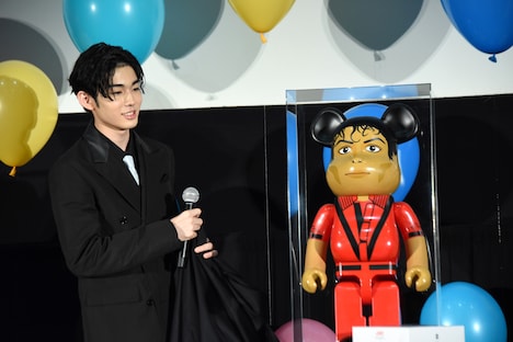 マイケル・ジャクソンをモチーフにした巨大なベアブリックをプレゼントされる市川染五郎。