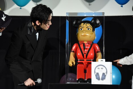 マイケル・ジャクソンをモチーフにした巨大なベアブリックを見つめる市川染五郎。