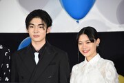 左から市川染五郎、杉咲花。