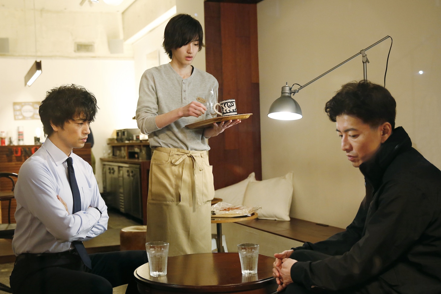 「BG～身辺警護人～」より、道枝駿佑演じる中島小次郎（中央）。