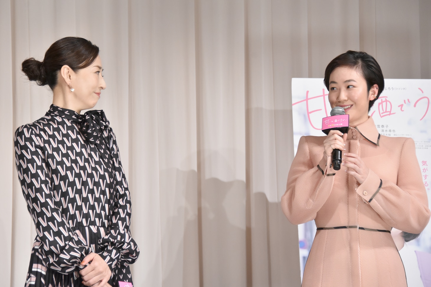 左から松雪泰子、黒木華。