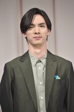 「緊張しています」と眉間にしわを寄せる清水尋也。