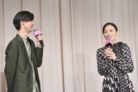 左から清水尋也、松雪泰子。