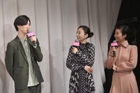 「いちごパフェが好き」と話す清水尋也（左）に、「かわいいねー！」と声を掛ける松雪泰子（中央）と黒木華（右）。