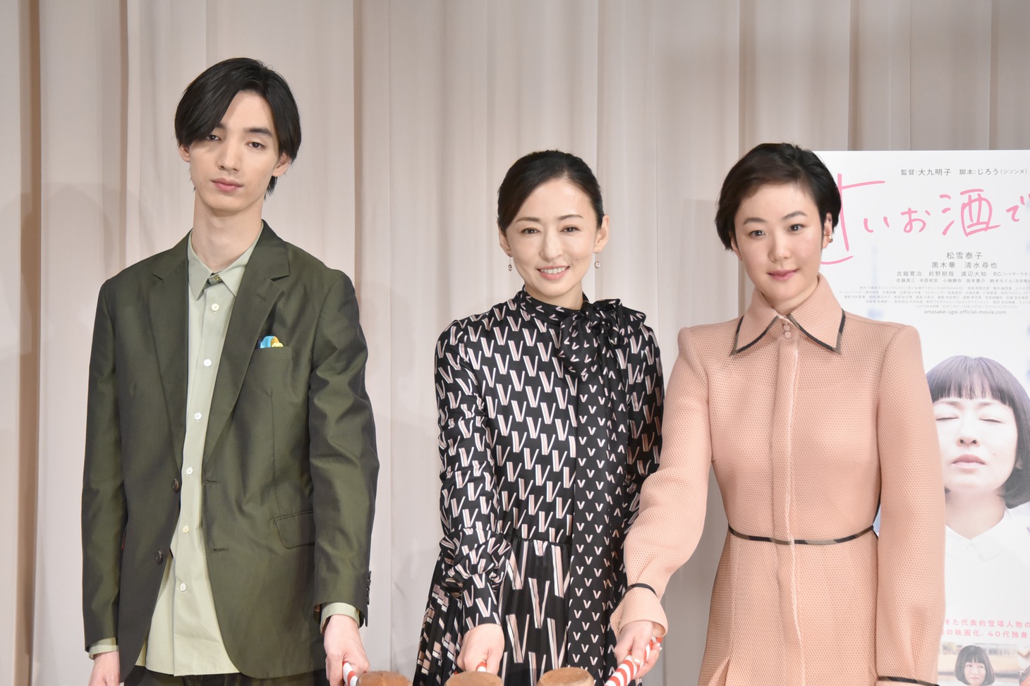 「甘いお酒でうがい」大ヒット祈願イベントの様子。左から清水尋也、松雪泰子、黒木華。