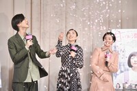 鏡開きの樽に入っていた桜の花びらで遊ぶキャストたち。