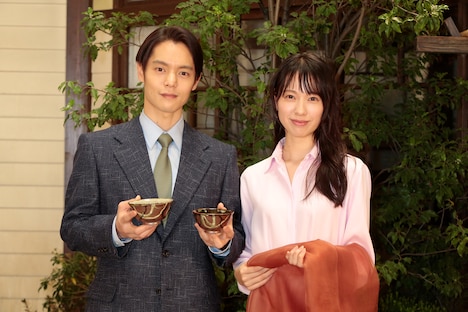 左から窪田正孝、戸田恵梨香。