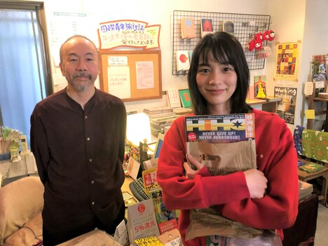 左から塚本晋也、のん。