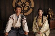 左から織田信長役の市川海老蔵、濃姫役の広瀬すず。